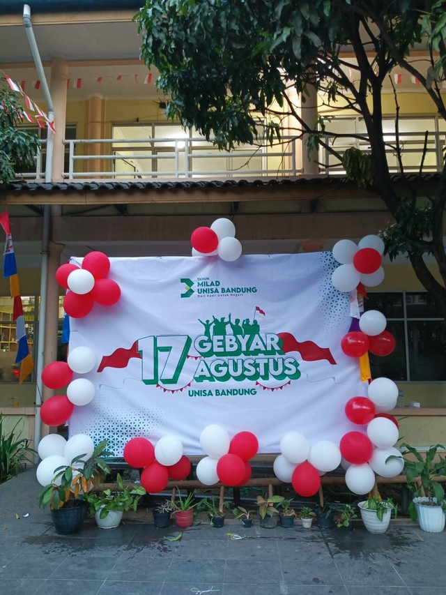 backdrop sebagai salah satu simbol memperingati HUT RI. Photo: Dokumentasi Tim Unisa Bandung