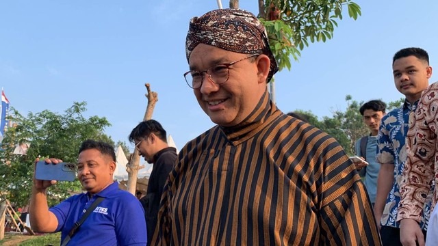 Bacapres Koalisi Perubahan untuk Persatuan (KPP), Anies Baswedan, hadiri acara Upacara HUT ke-78 RI bersama warga RW 4 Lebak Bulus di Waduk Lebak Bulus, Jakarta, Kamis (17/8/2023). Foto: Luthfi Humam/kumparan