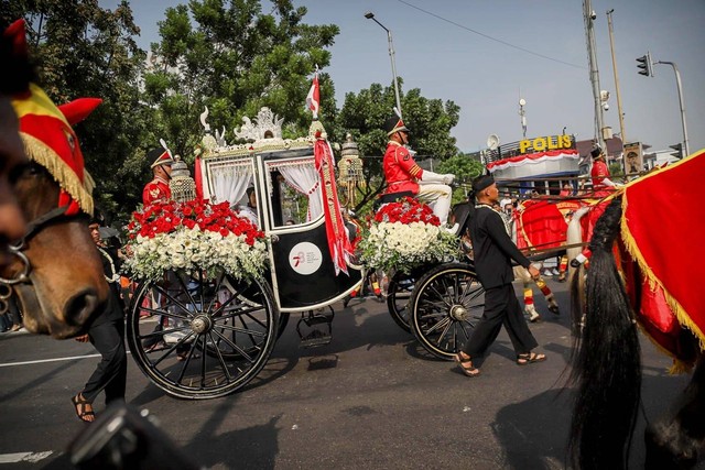 Kereta Kencana Ki Jaga Rasa yang membawa duplikat Bendera Merah Putih dalam Kirab Bendera Pusaka pada peringatan HUT ke-78 RI, dari Monas menuju Istana Merdeka Jakarta, pada Kamis (17/8/2023). Foto: Jamal Ramadhan/kumparan