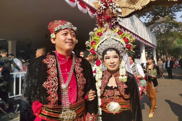 Khohar dan Azizah, warga dari Banyuwangi yang pakai pakaian pengantin adat Banyuwangi di HUT ke-78 RI, di Istana Merdeka, Jakarta, Kamis (17/8/2023). Foto: Nadia Riso/kumparan