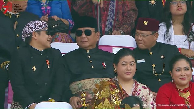Prabowo Subianto duduk di antara Cak Imin dan Basarah pada Upacara HUT ke-78 RI, di Istana Merdeka, Jakarta, Kamis (17/8/2023). Foto: Youtube/Sekretariat Presiden