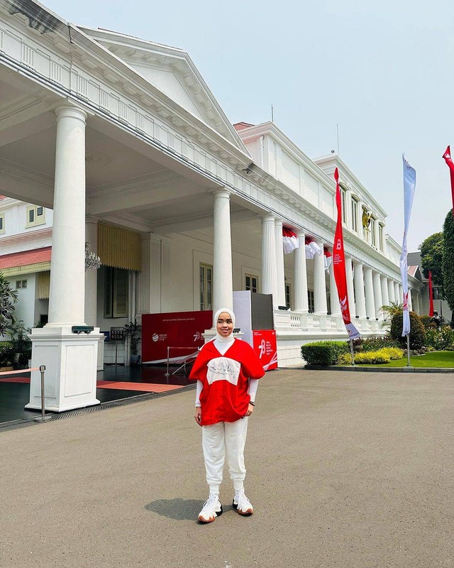 Putri Ariani berpose di Istana Merdeka, Jakarta. Foto: Instagram/@arianinismaputri