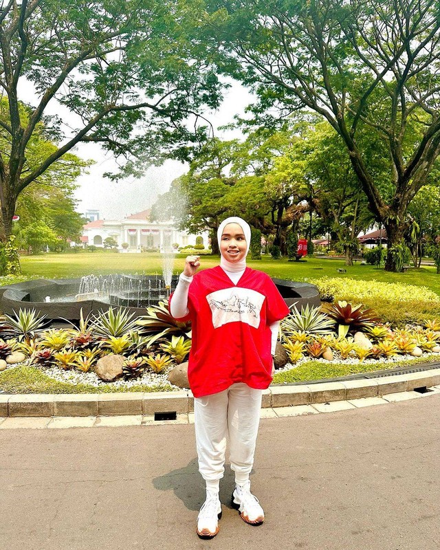 Putri Ariani berpose di Istana Merdeka, Jakarta. Foto: Instagram/@arianinismaputri