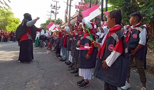 Anak-anak jalanan yang mengikuti upacara bendera 17 Agustus, Kamis (17/8). Foto-foto: Masruroh/Basra