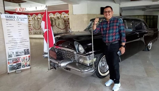 Rektor Untag Surabaya Prof. Dr. Mulyanto Nugroho, M.M., CMA., CPA bersama salah satu mobil antik peninggalan Bung Karno. Foto: Masruroh/Basra