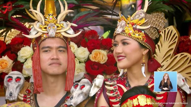 Kaesang Pangarep dan Istrinya, Erina Gudono, mengenakan baju adat Minahasa pada Upacara HUT ke-78 RI, di Istana Merdeka, Jakarta, Kamis (17/8/2023). Foto: Youtube/Sekretariat Presiden
