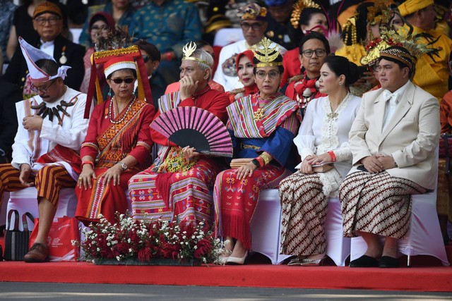 Menteri Keuangan Sri Mulyani (ketiga kanan), Menteri BUMN Erick Thohir (kanan), dan Menteri Luar Negeri Retno Marsudi (kedua kiri) menghadiri Upacara Peringatan HUT ke-78 Republik Indonesia di Istana Merdeka, Jakarta, Kamis (17/8/2023). Foto: Akbar Nugroho Gumay/ANTARA FOTO
