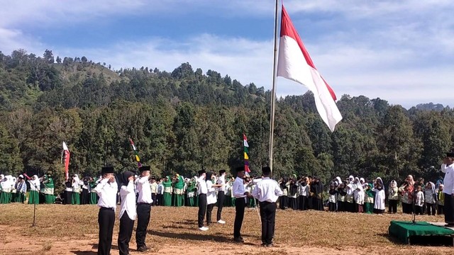 Santri di Kabupaten Cianjur, Jawa Barat melaksanakan upacara bendera HUT ke-78 RI, di atas bukit, Kamis (17/8/2023). Foto: Dok. Istimewa