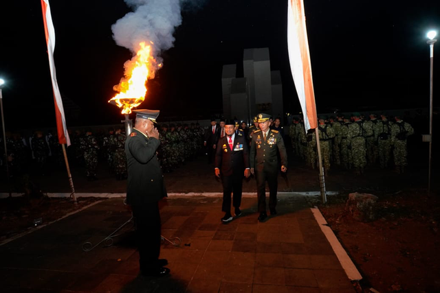 Gubernur Sulsel Andi Sudirman Sulaiman saat menghadiri Apel Kehormatan dan Renungan Suci di Taman Makam Pahlawan Makassar, Kamis tengah malam (17/8). Foto: Dok. Istimewa