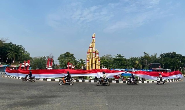 Bendera merah putih dibentangkan di Bundaran Tugu Digulis. Foto: Lydia Salsabilla/Hi!Pontianak