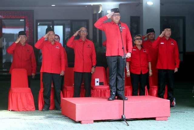 Sekjen PDIP Hasto Kristiyanto memimpin upacara HUT ke-78 RI di Sekolah Partai PDIP, Lenteng Agung, Kamis (17/8/2023). Foto: Dok. PDIP
