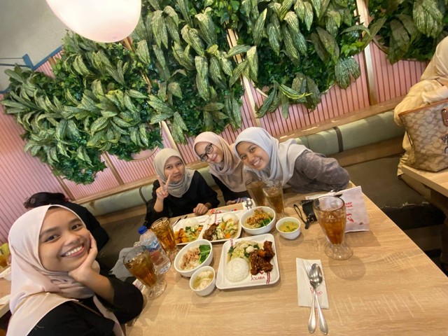 Aktivitas makan-makan bersama teman. (Dokumentasi pribadi)