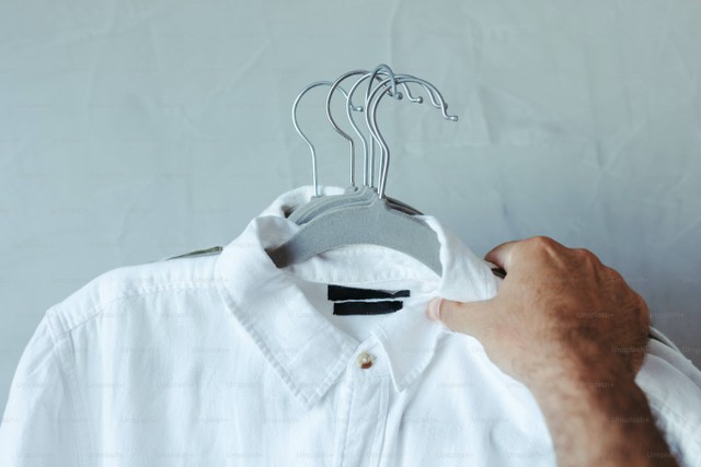   Cara Menghilangkan Tinta Pulpen di Baju Putih, Unsplash +/ JBS CO