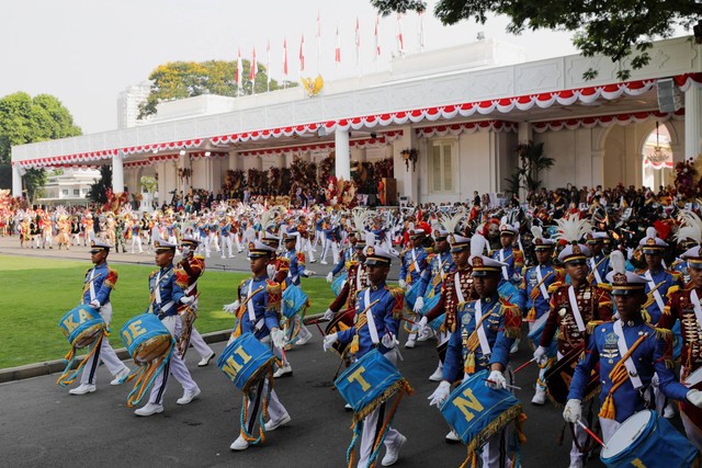 Pelajar sekolah militer Indonesia menampilkan marching band pada Upacara Peringatan HUT ke-78 Republik Indonesia di Istana Merdeka, Jakarta, Kamis (17/8/2023). Foto: Willy Kurniawan/REUTERS