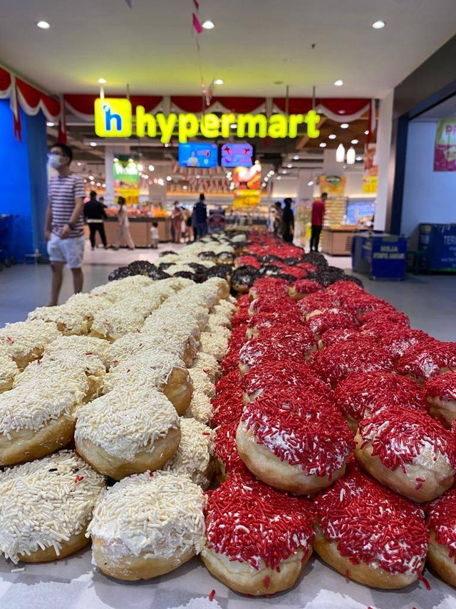 Hypermart Pontianak mendisplay ribuan donat mini bertemakan kemerdekaan dalam rangka memeriahkan Hari Kemerdekaan RI ke-78, Kamis, 17 Agustus 2023. Ribuan donat tersebut dijual seharga Rp 4.500 per 100 gram. Foto: Lydia Salsabila/Hi!Pontianak