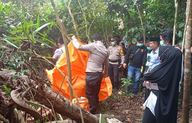 Petugas polisi saat melakukan olah TKP dan mengevakuasi jenazah korban. (ist)