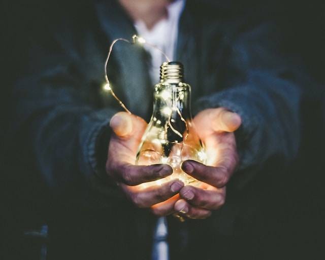 Energi Terbarukan dan Tidak Terbarukan. Foto hanya ilustrasi. Sumber foto: Unsplash/Riccardo Annandale