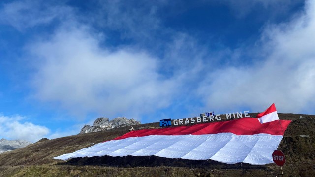 PT Freeport Indonesia (PTFI) mengukir sejarah dunia dengan memecahkan Guinness World Records (GWR) untuk pembentangan bendera ukuran raksasa di Tambang Grasberg. Foto: Dok. Freeport Indonesia