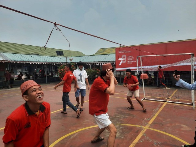 Warga Binaan Rutan Pontianak mengikuti lomba memeriahkan HUT RI ke-78, Dok. Rutan Pontianak