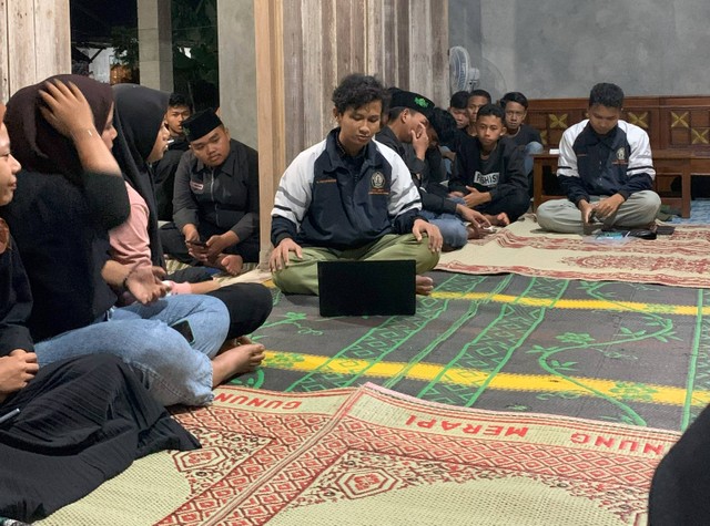 Penyampainan program di pertemuan karang taruna Dusun Tawing, Desa Ngadipiro (sumber: dokumen pribadi)