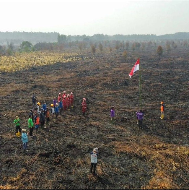 Petugas gabungan pemadam kebakaran lahan di Sambas, Kalbar menggelar Upacara Peringatan Hari Kemerdekaan Republik Indonesia ke-78. Foto: Dok. Istimewa