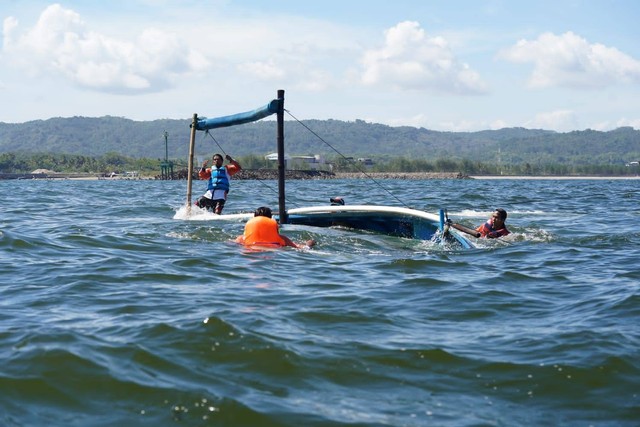 Pelatihan penyelamatan ketika perahu atau kapal nelayan tenggelam. Foto : Istimewa
