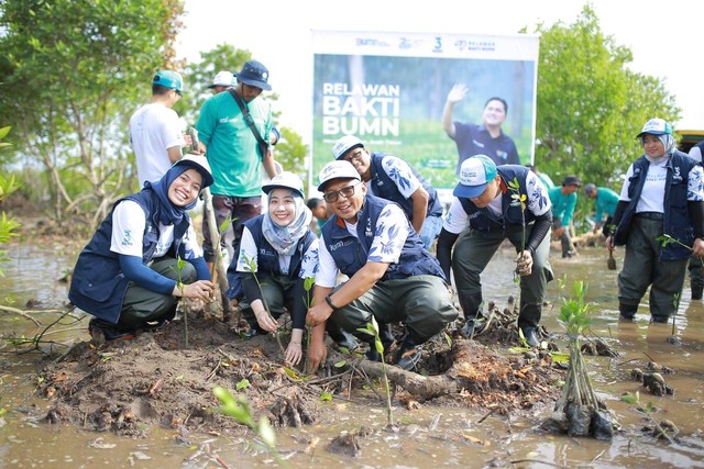 BSI mengajak Relawan Bakti BUMN dan Direktur TJSL Kementerian BUMN Fahrudin Muhtahmin (tengah) bersama kelompok Desa BSI untuk menanam bibit mangrove daerah pesisir Desa Meunasah Asan. Foto: dok. BSI