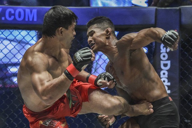 Edouard Folayang (kiri) dan Amir Khan. Foto: ONE Championship