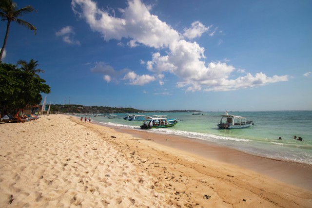 Ilustrasi Laut Indonesia. Pantai di Nusa Lembongan, Jungutbatu, Kabupaten Klungkung, Bali. (Foto: Tarryn Myburgh/Unsplash)