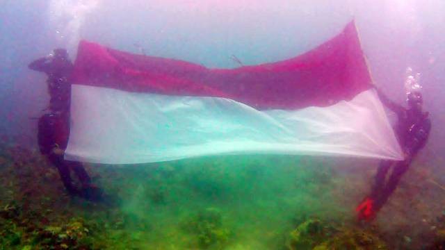 Pengibaran bendera merah putih di bawah laut Sangtombolang, Kabupaten Bolmong, dalam rangka peringatan HUT ke-78 RI, Kamis (17/8/2023). (foto: istimewa)