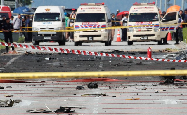 Pihak berwenang memeriksa lokasi kecelakaan pesawat di Shah Alam, Malaysia, Kamis (17/8/2023). Foto: Hasnoor Hussain/Reuters