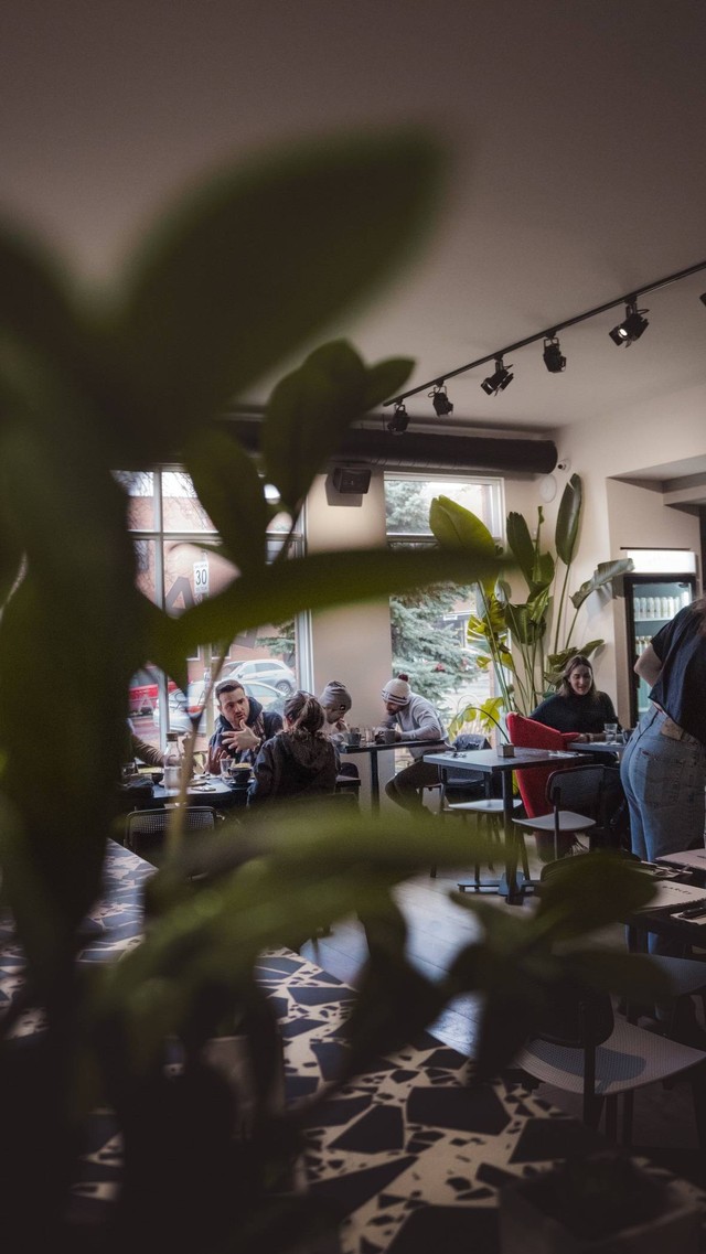 Ilustrasi orang-orang sedang menikmati kopi di kafe. Photo: Hamza Bounaim/unsplash.com