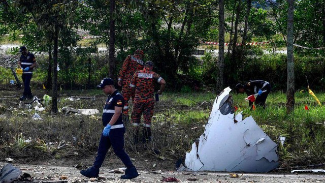 Para personel dinas pemadam kebakaran dan penyelamatan memeriksa lokasi jatuhnya sebuah pesawat di Negara Bagian Selangor, Malaysia, pada 17 Agustus 2023.