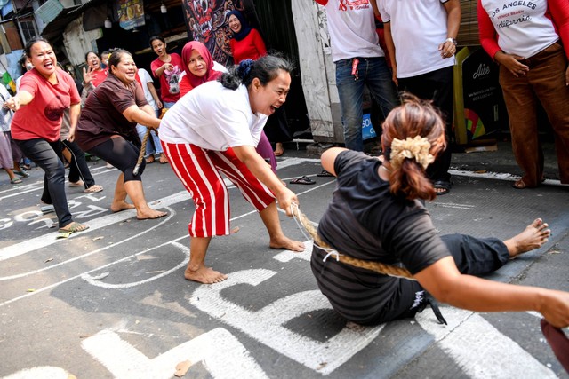 Peserta mengikuti lomba tarik tambang di kawasan Petamburan, Jakarta, Kamis (17/8/2023). Foto: M Risyal Hidayat/ANTARA FOTO