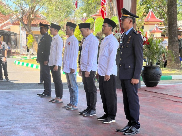 Penyerahan SK Remisi secara simbolis ini dilaksanakan setelah pelaksanaan Upacara Hut RI, Kamis (17/08/2023) Pagi (Foto : Humas Lapas Narkotika Pamekasan)