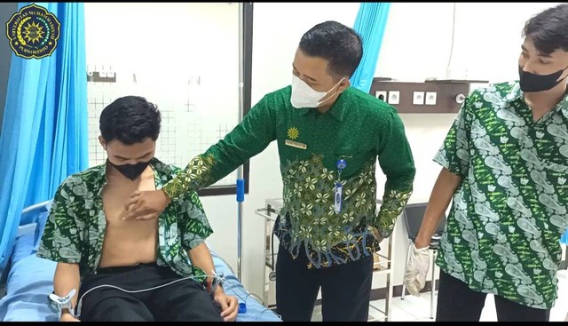 Dosen Spesialis Medikal Bedah Prima Trisna Aji ketika melakukan pemeriksaan dilaboratorium/Foto : Dokpri