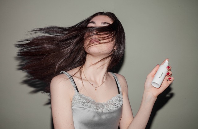 ilustrasi Cara Menggunakan Hair Tonic. Unsplash/Curology.