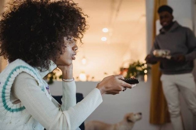Ilustrasi mencari frekuensi TV digital Kepulauan Seribu. Foto: unsplash