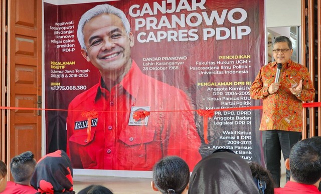 Sekjen PDIP Hasto Kristiyanto meresmikan posko pemenangan capres 2024 Ganjar Pranowo di Kota Pekanbaru, Provinsi Riau, pada Jumat (18/8/2023). Foto: Dok. PDIP