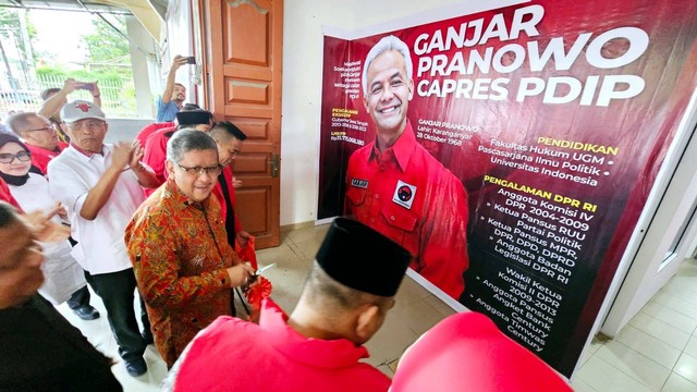 Sekjen PDIP Hasto Kristiyanto meresmikan posko pemenangan capres 2024 Ganjar Pranowo di Kota Pekanbaru, Provinsi Riau, pada Jumat (18/8/2023). Foto: Dok. PDIP