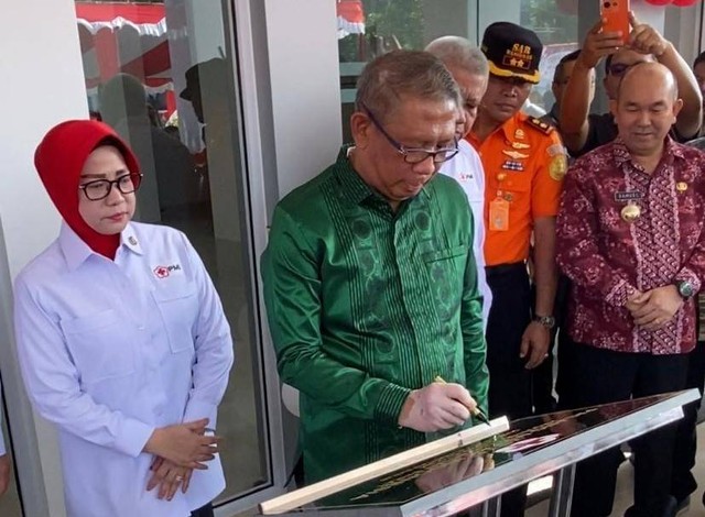 Gubernur Sutarmidji menandatangani prasasti peresmian gedung PMI Kalbar. Foto: Lydia Salsabilla/Hi!Pontianak
