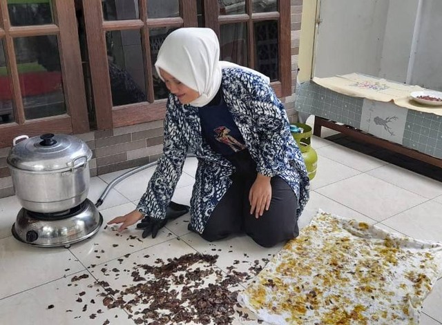 Melihat proses menakjubkan pewarna alami dari kulit bawang oleh Olin. Foto: Dokumentasi Pribadi