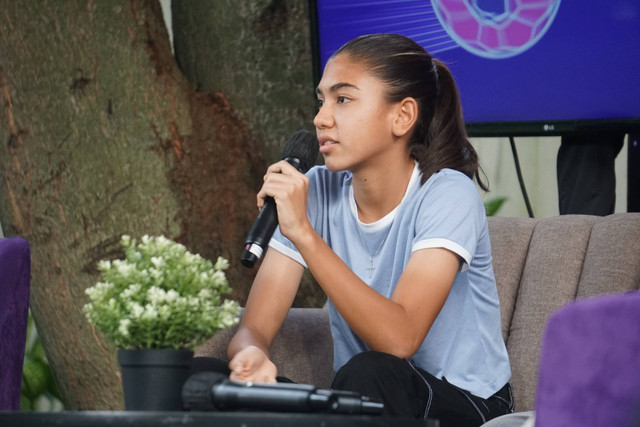 Pesepak bola wanita, Claudia Scheunemann, di acara talkshow kumparanBOLANITA x Hangout, di kantor kumparan, Selasa (15/8/2023). Foto: Iqbal Firdaus/kumparan