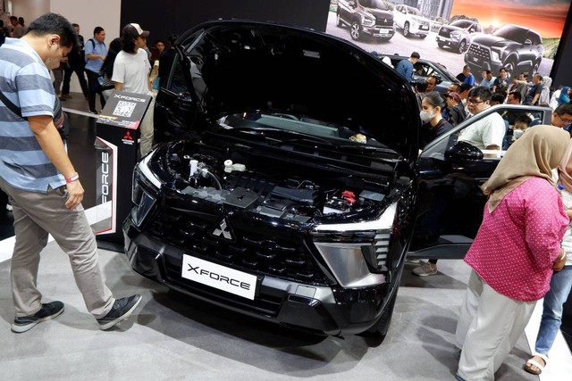 Sejumlah pengunjung antusias melihat langsung Mitsubishi XFORCE di GIIAS 2023, Jumat (18/8/2023). Foto: Aditya Pratama Niagara/kumparan