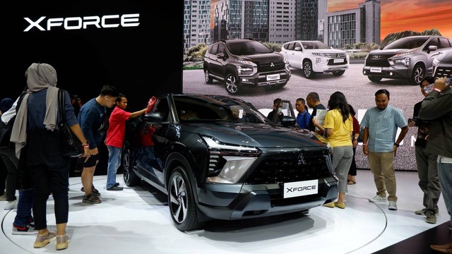 Sejumlah pengunjung antusias melihat langsung Mitsubishi XFORCE di GIIAS 2023, Jumat (18/8/2023). Foto: Aditya Pratama Niagara/kumparan