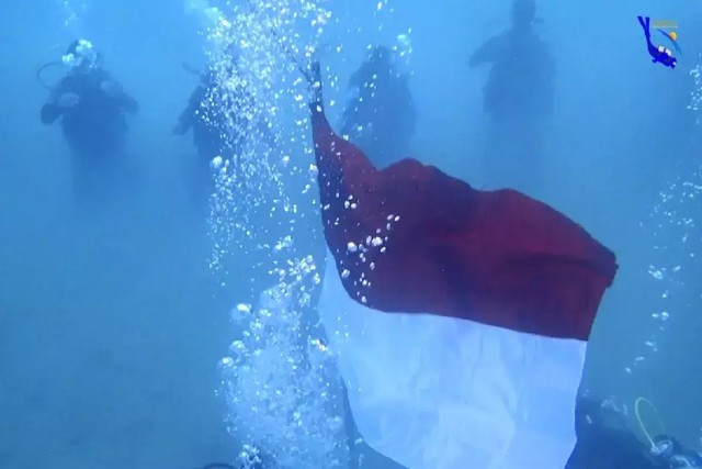 Pengibaran bendera Merah Putih di bawah laut di perairan Aceh Besar oleh mahasiswa FKP USK Banda Aceh, Kamis (17/8/2023).
 Foto: ODC FKP USK Banda Aceh/HO ANTARA