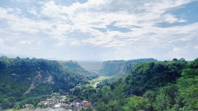 Foto oleh Dyani Prades Pratiwi: Ngarai Sianok di Taman Panorama, Kota Bukittinggi, Sumatera Barat.