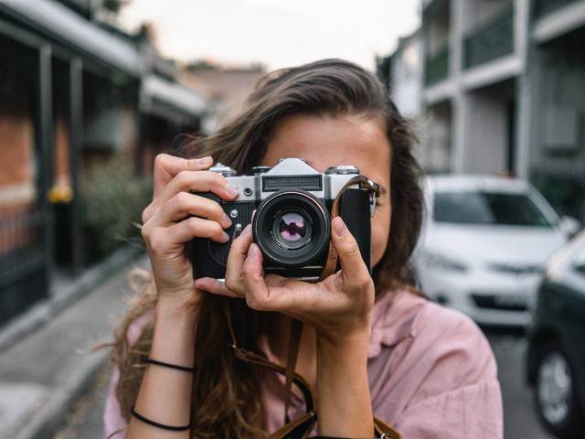 Ilustrasi teknik zooming dalam fotografi. Sumber: Matt Hardy/pexels.com