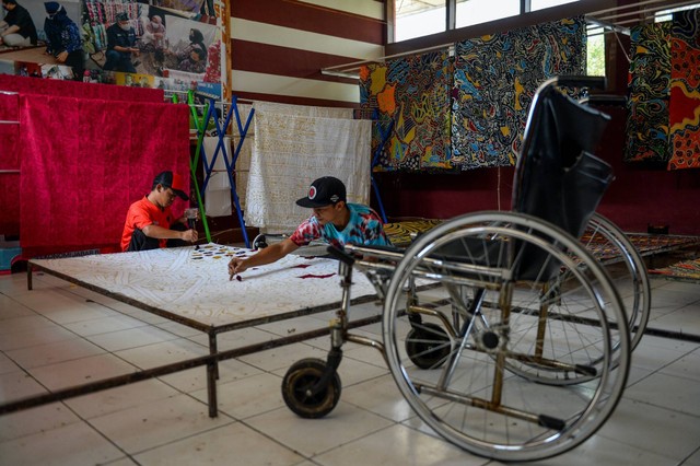 Siswa penyandang disabilitas merapikan batik hasil karyanya di Pusat Pelayanan Sosial, Griya Harapan Difabel Dinas Sosial Jabar di Cimahi, Jawa Barat, Jumat (18/8/2023). Foto: Raisan Al Farisi/ANTARA FOTO