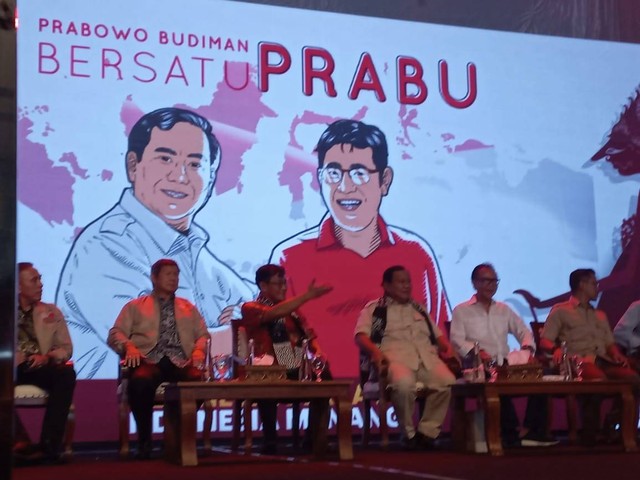 Budiman Sudjatmiko (berbatik merah) dan Prabowo Subianto hadir dalam deklarasi PraBu. Foto: Intan Alliva Khansa/kumparan